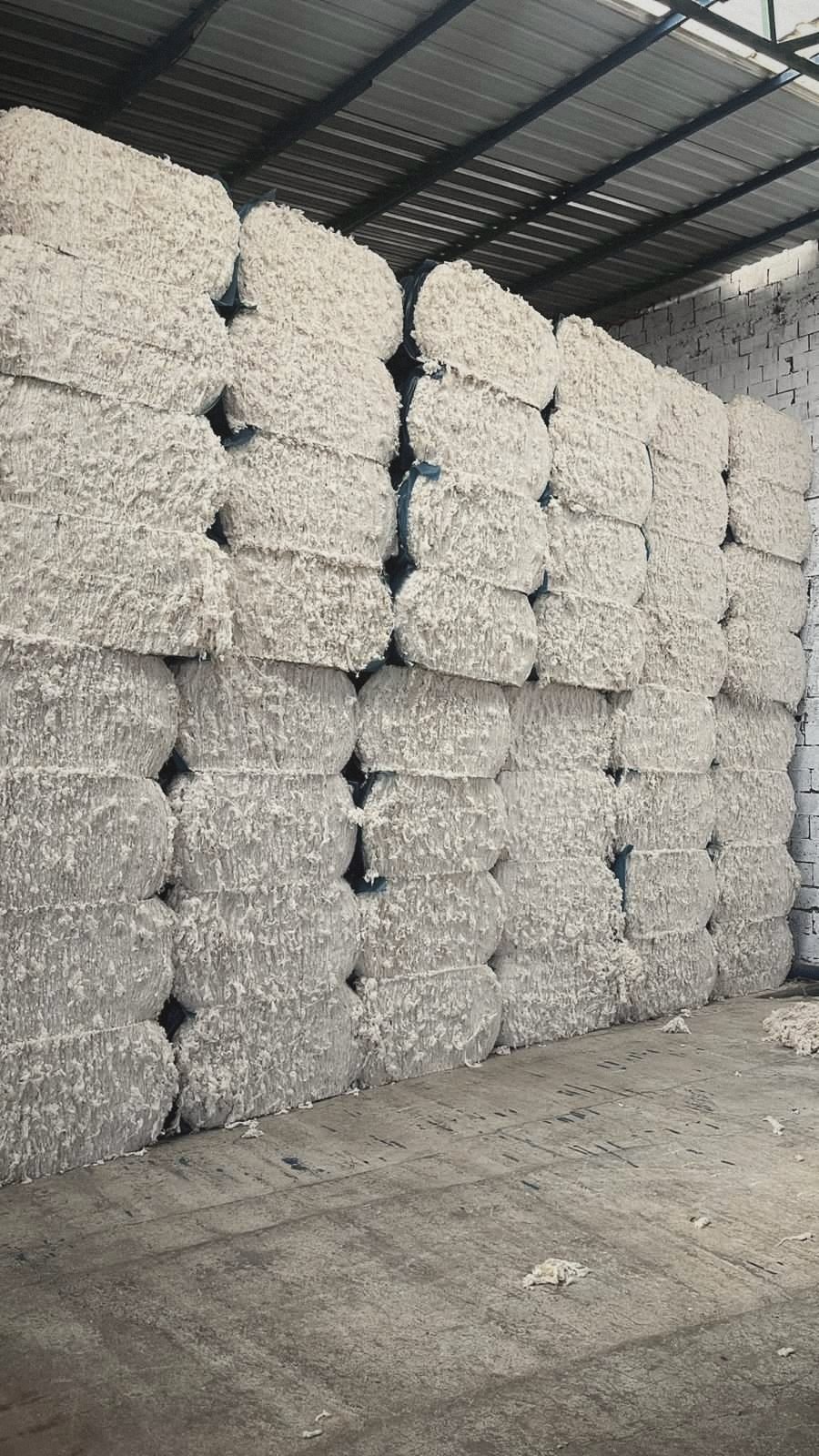 Kiện lông cừu trong kho Dermax, Vranje.